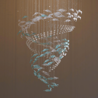 Bộ đèn chùm lá lông vũ PL045 gồm mâm tròn inox gương trắng, 35 đèn dimmer 3 màu có điều khiển xa D40, 180 lá lông vũ chia 130 xanh và 50 trắng, 180 dây pha lê. KT(mm): 1600x3200